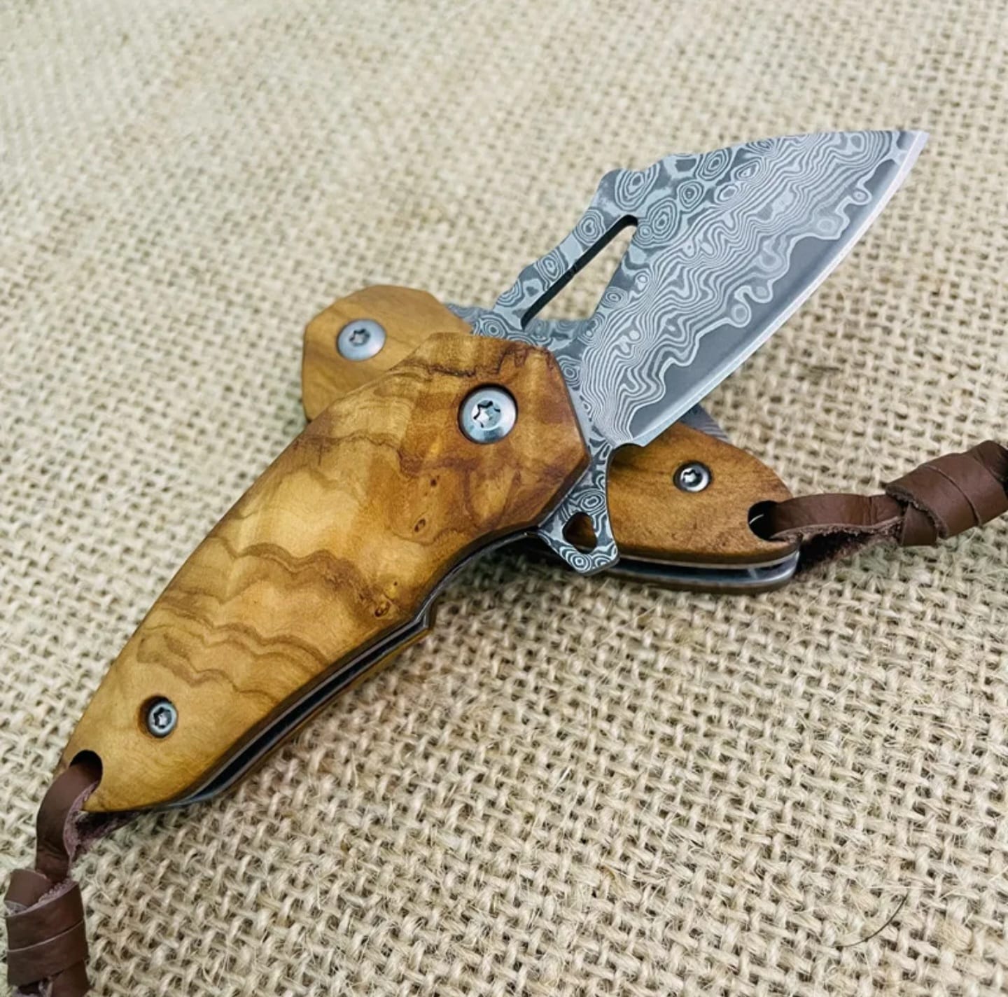 Mini coltello in acciaio damasco 67 strati,acciaio con anima in VG10, manico in legno.