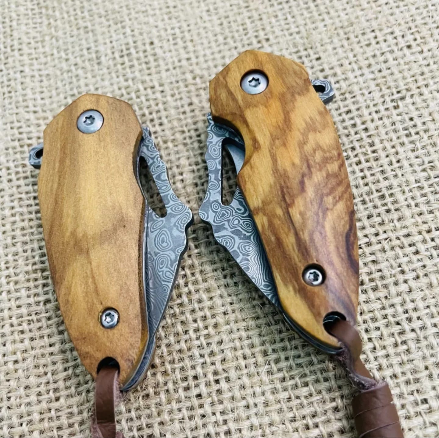 Mini coltello in acciaio damasco 67 strati,acciaio con anima in VG10, manico in legno.