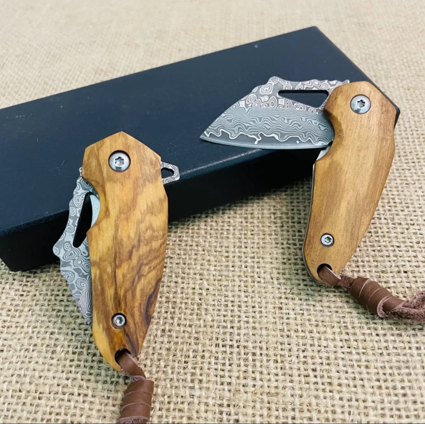 Mini coltello in acciaio damasco 67 strati,acciaio con anima in VG10, manico in legno.