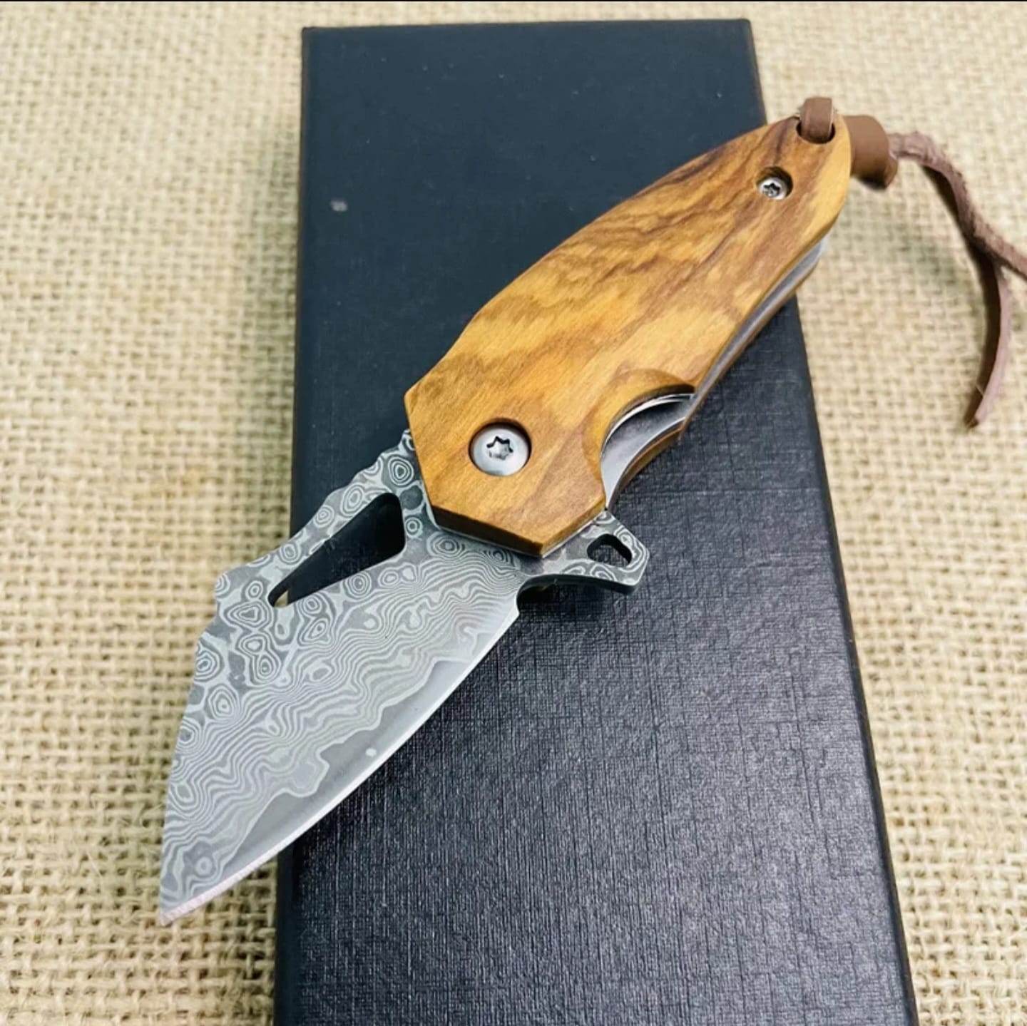 Mini coltello in acciaio damasco 67 strati,acciaio con anima in VG10, manico in legno.