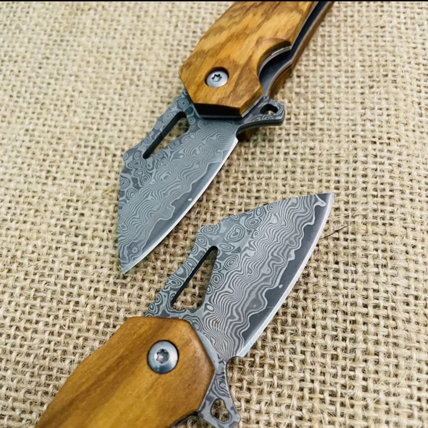 Mini coltello in acciaio damasco 67 strati,acciaio con anima in VG10, manico in legno.