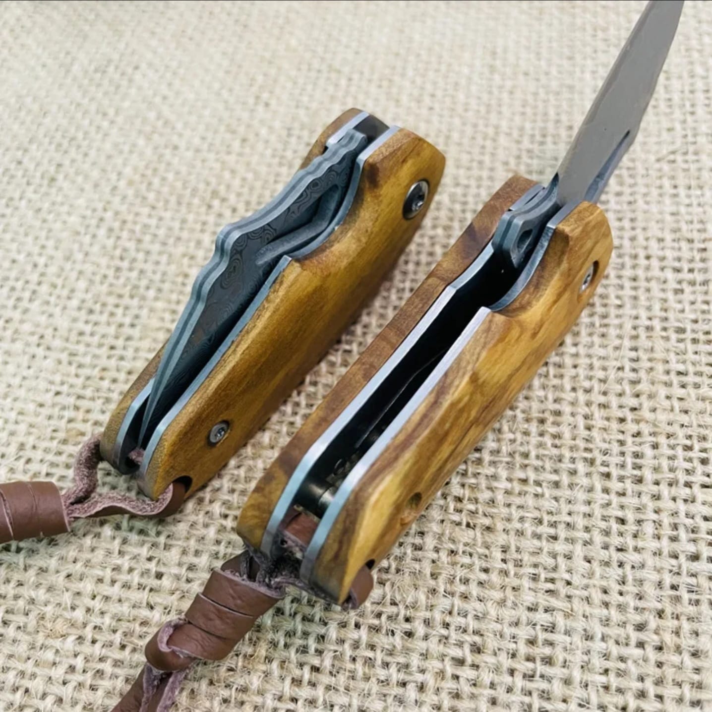 Mini coltello in acciaio damasco 67 strati,acciaio con anima in VG10, manico in legno.