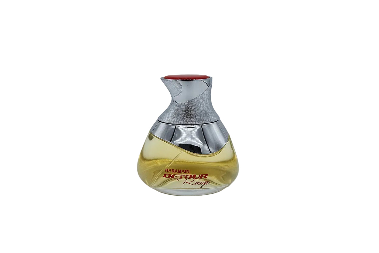 Dettaglio bottiglia Al Haramain Detour Rouge profumo cardamomo pepe rosa mela violetta
