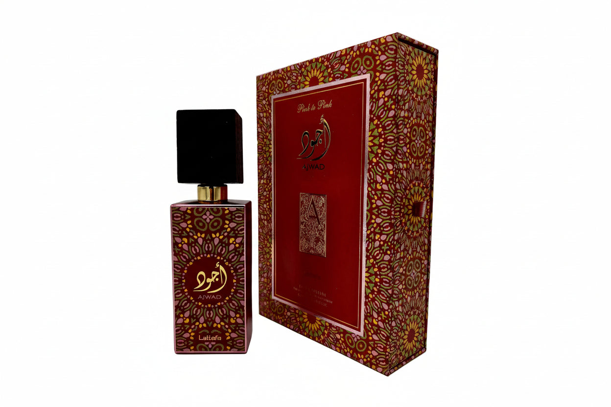 Dettaglio bottiglia Lattafa Ajwad profumo rosa gelsomino vaniglia ambra cedro
