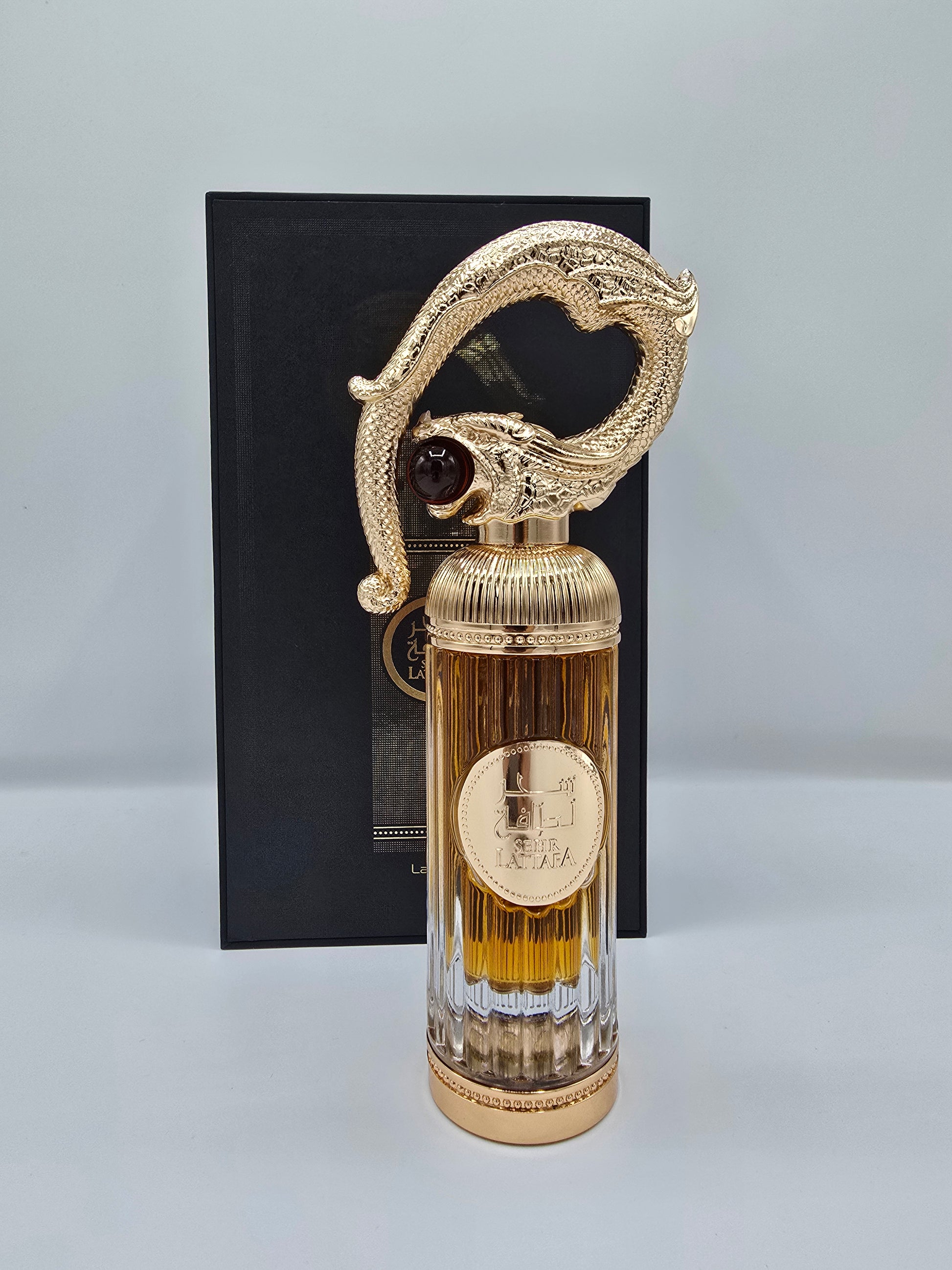 Dettaglio bottiglia Lattafa Sehr profumo mandorla cannella gelsomino vaniglia
