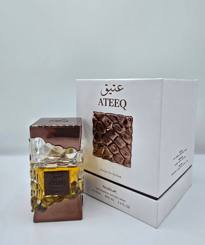 Dettaglio bottiglia Nusuk Ateeq profumo miele tabacco vaniglia fava tonka
